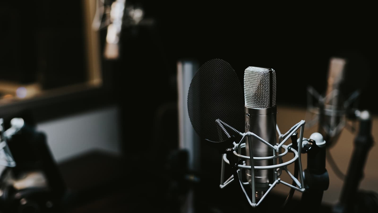 Auriculares apoyados junto a un escritorio preparado para un directo de música lofi