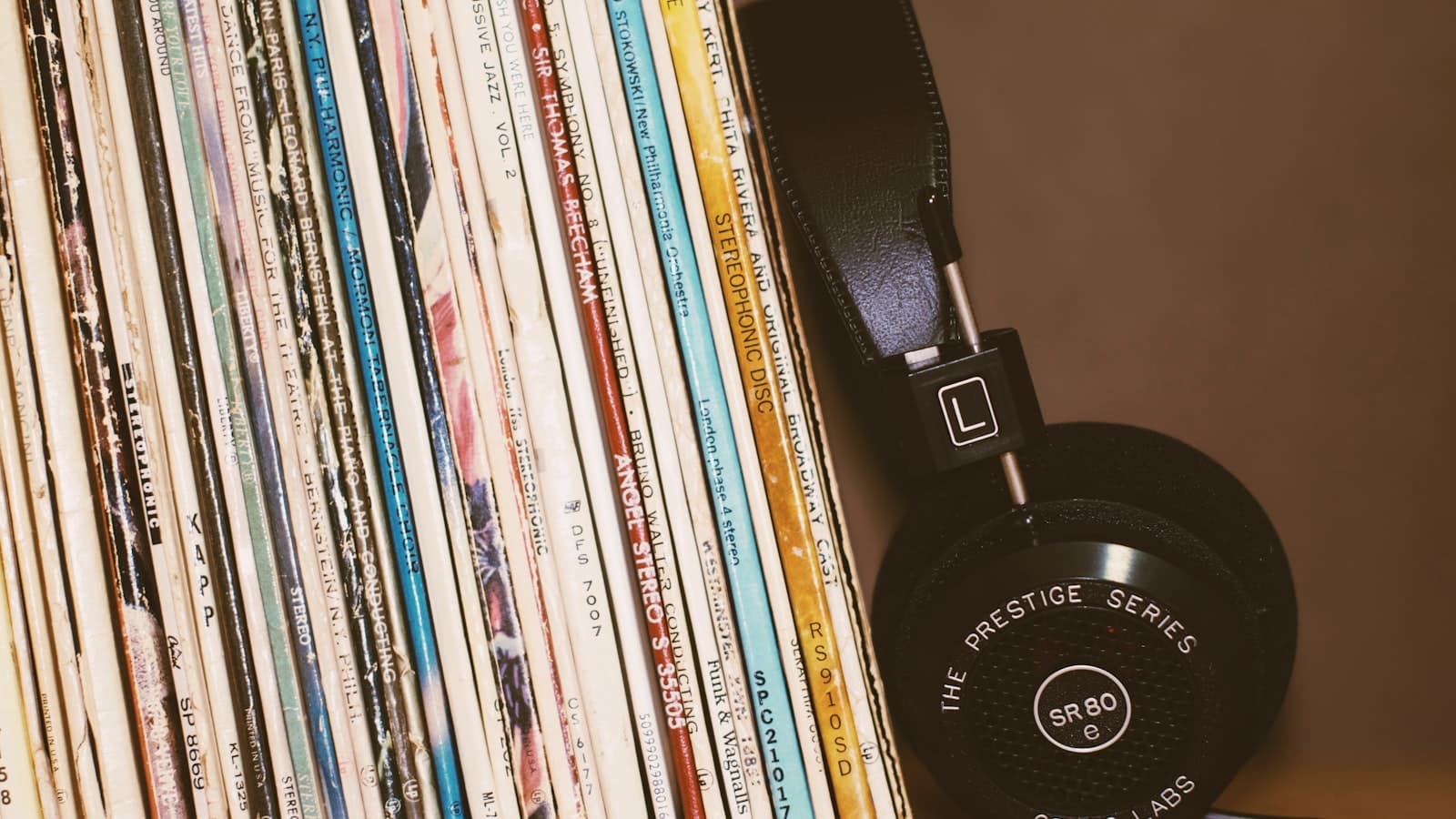 Eine Schallplatte auf einem Plattenspieler als Symbol für eine Playlist in Dauerschleife