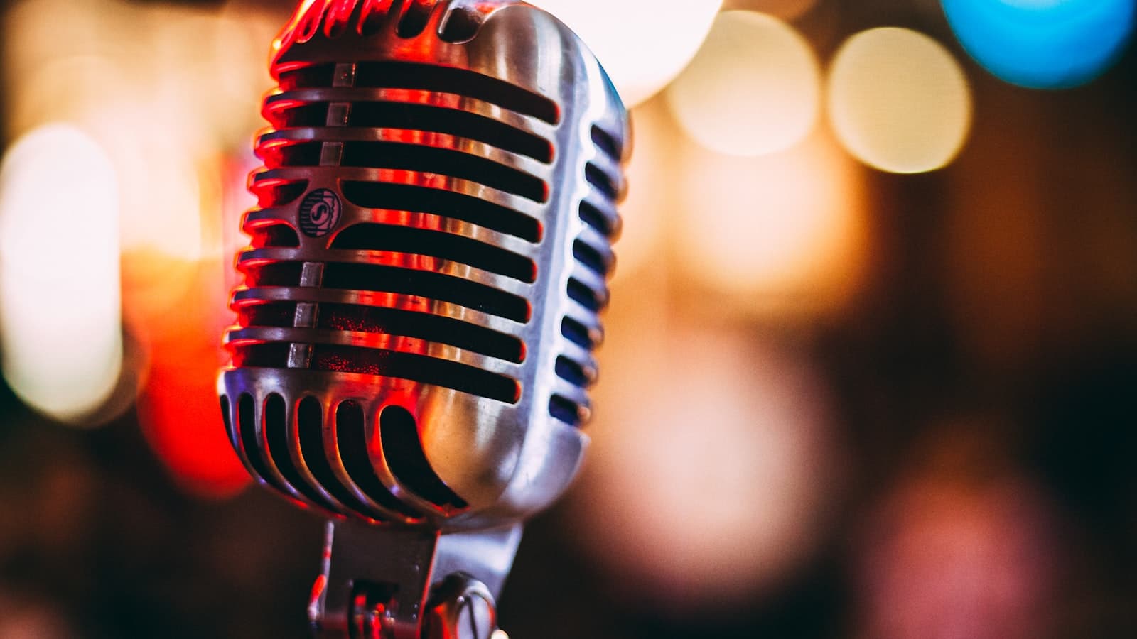 Eine Videokamera, aufgebaut für einen durchgehenden YouTube-Livestream